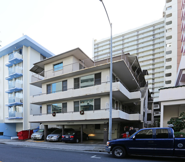 Waikiki Hale in Honolulu, HI - Foto de edificio - Building Photo