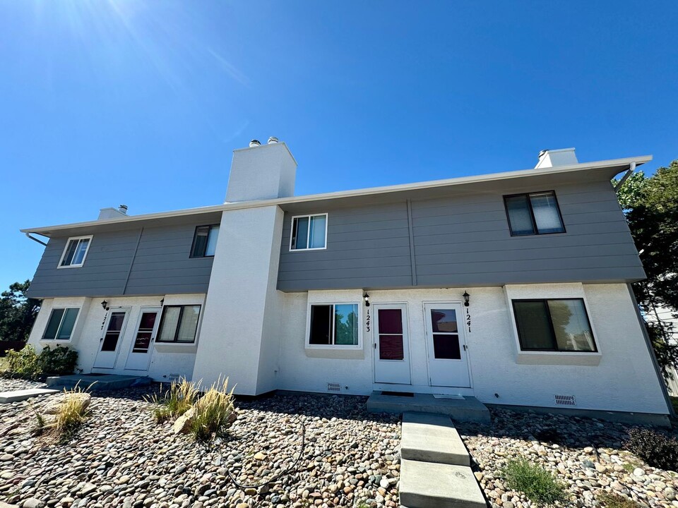 1243 Soaring Eagle Dr in Colorado Springs, CO - Foto de edificio