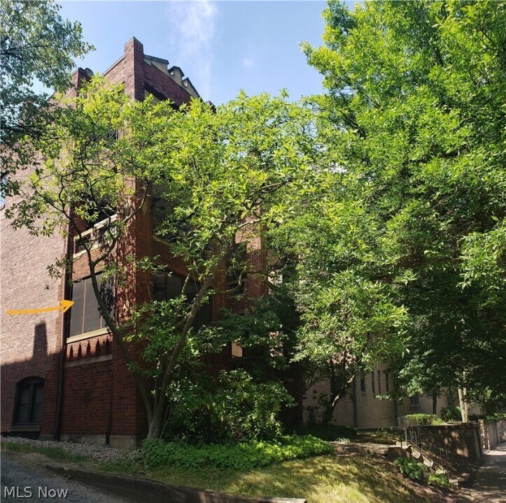 2472 Derbyshire Rd in Cleveland Heights, OH - Building Photo