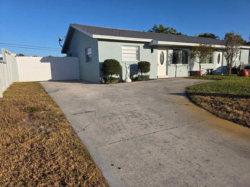 3794 42nd Ave S in Lake Worth Beach, FL - Building Photo
