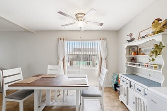 Woodridge Manor Apartments in Glendale, AZ - Building Photo - Building Photo