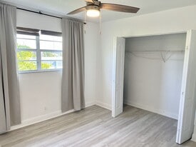 110 SE 2nd St, Unit 307 in Hallandale Beach, FL - Building Photo