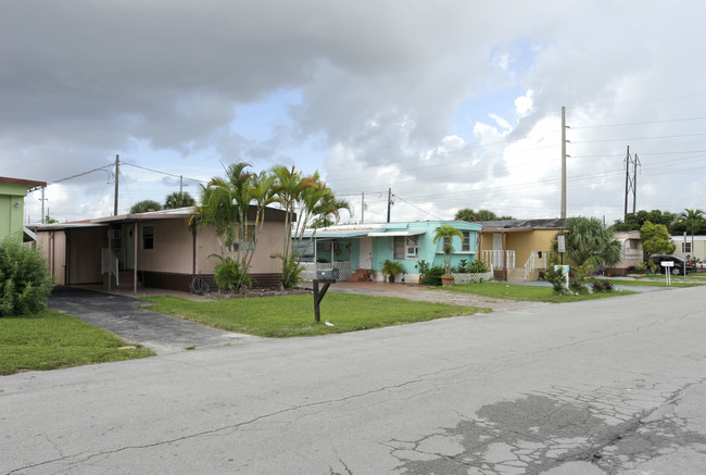 Wynken Blynlen and Nod Trailer Park in Hialeah, FL - Building Photo - Building Photo