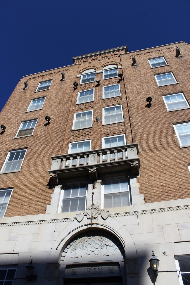 The Leon in Hutchinson, KS - Foto de edificio - Building Photo