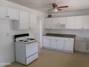 10910 Dyer St in El Paso, TX - Building Photo - Building Photo