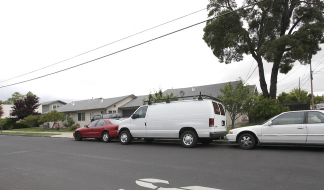 731-739 Cleveland St in Redwood City, CA - Building Photo - Building Photo