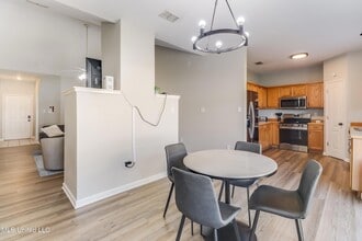 16060 S April Dr, Unit 205 in Gulfport, MS - Building Photo - Building Photo