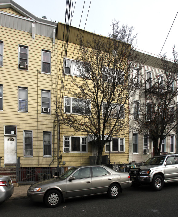 126 St Pauls Ave in Jersey City, NJ - Building Photo