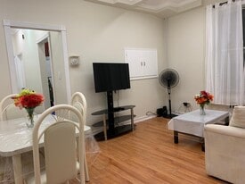 4727 39th Pl in Sunnyside, NY - Building Photo