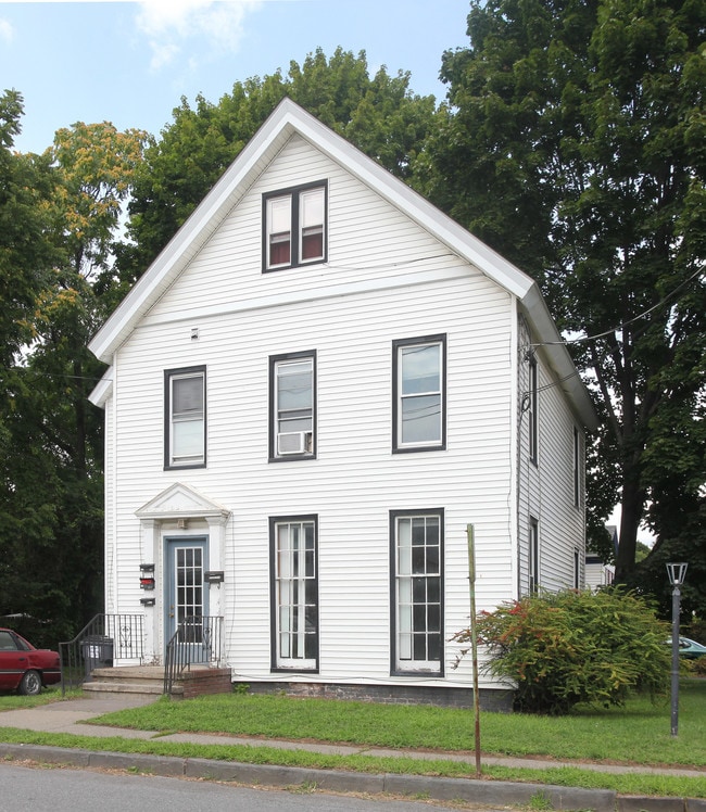 351 Main St in Saugerties, NY - Building Photo - Building Photo