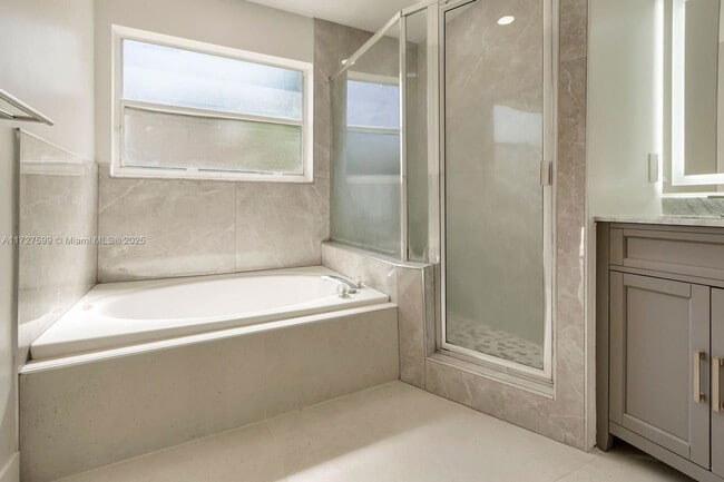3025 NW 99th Pl in Doral, FL - Building Photo - Building Photo