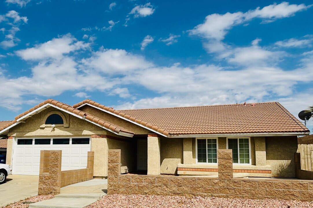 40710 Vía Verdad in Palmdale, CA - Building Photo