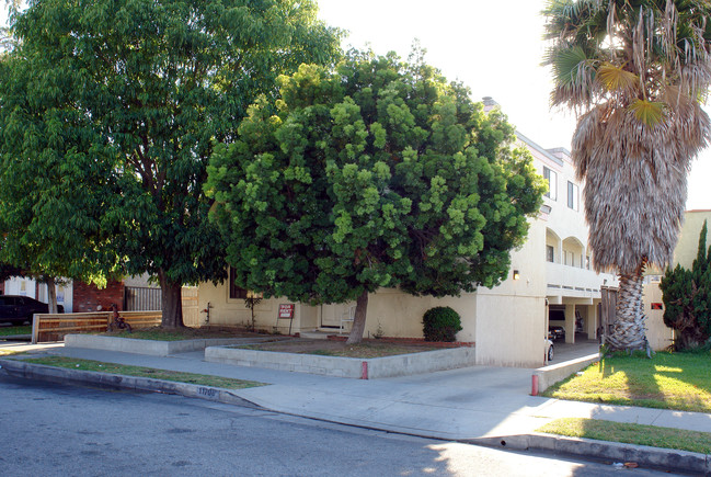 11708 Menlo Ave in Hawthorne, CA - Foto de edificio - Building Photo