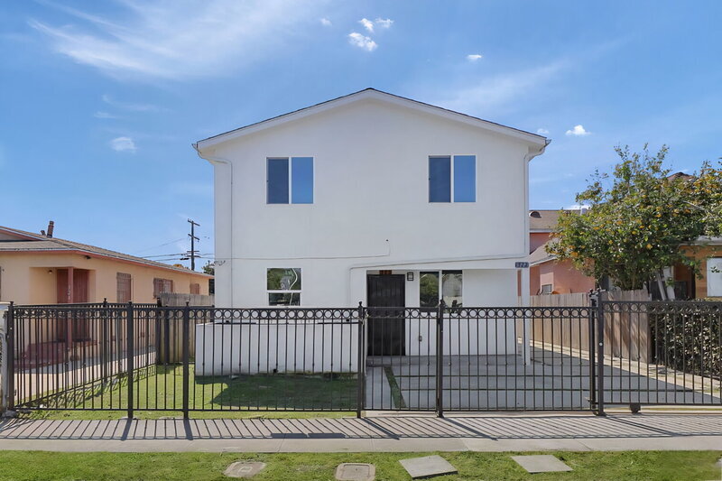320 E 55th St in Los Angeles, CA - Building Photo