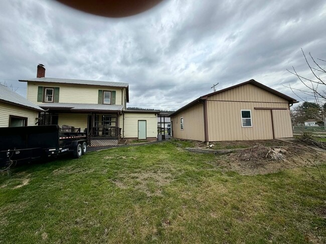 327 W Plum St in Aaronsburg, PA - Foto de edificio - Building Photo