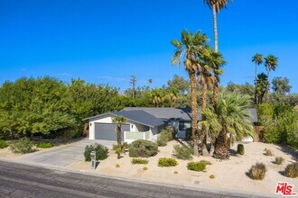 2660 N Farrell Dr in Palm Springs, CA - Building Photo - Building Photo