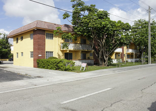 Pioneer Apartments in North Miami, FL - Building Photo - Building Photo