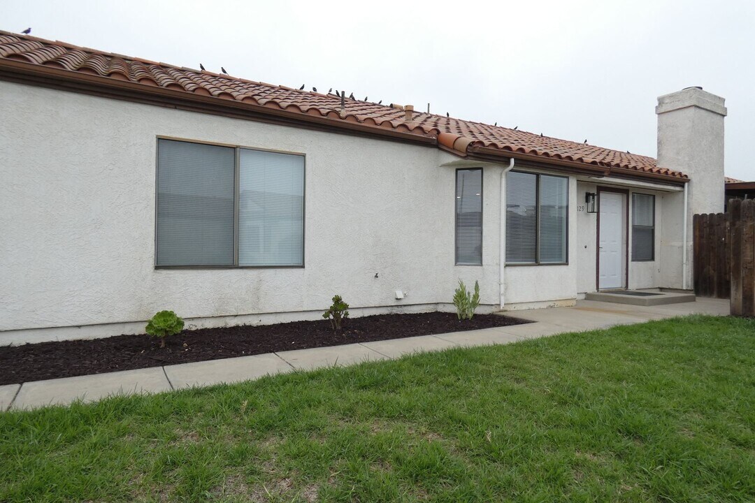 129 Cedar Rd in Santa Maria, CA - Building Photo
