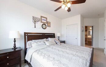 2465 Army Navy Dr, Unit 402 in Arlington, VA - Building Photo - Building Photo