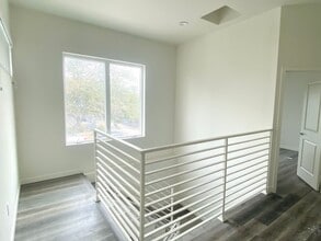 2409 1/2 Ridgeley Dr in Los Angeles, CA - Foto de edificio - Building Photo