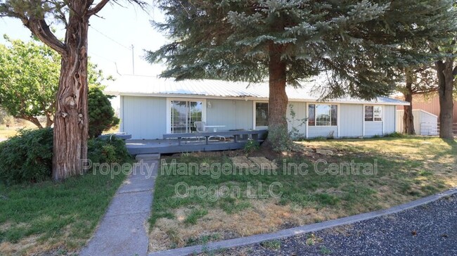 1990 NW 35th St in Redmond, OR - Building Photo - Building Photo