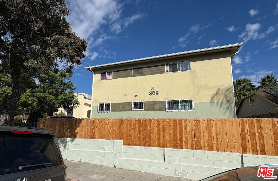 806 N Hobart Blvd in Los Angeles, CA - Building Photo