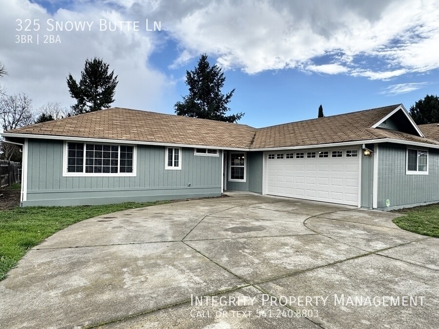 325 Snowy Butte Ln in Central Point, OR - Building Photo