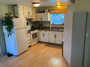 836 SE Douglas St in Bend, OR - Foto de edificio - Building Photo