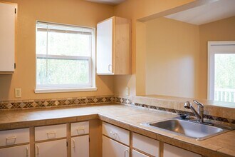 235 SW Hooker St in Portland, OR - Building Photo - Building Photo