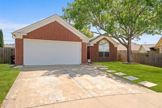 6903 Hawaii Ln in Arlington, TX - Foto de edificio - Building Photo