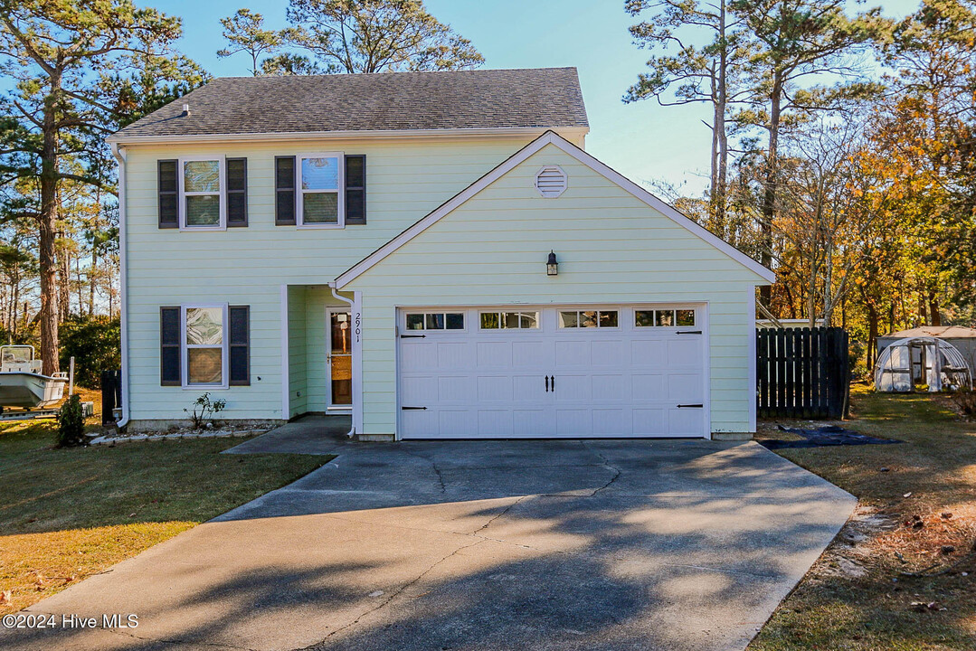 2901 Mandy Ln in Morehead City, NC - Building Photo