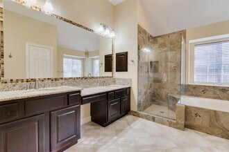 14111 Edinburgh Ct in Houston, TX - Foto de edificio - Building Photo