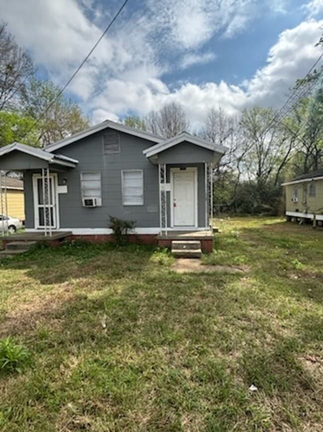 property at 2016 Woodlawn St