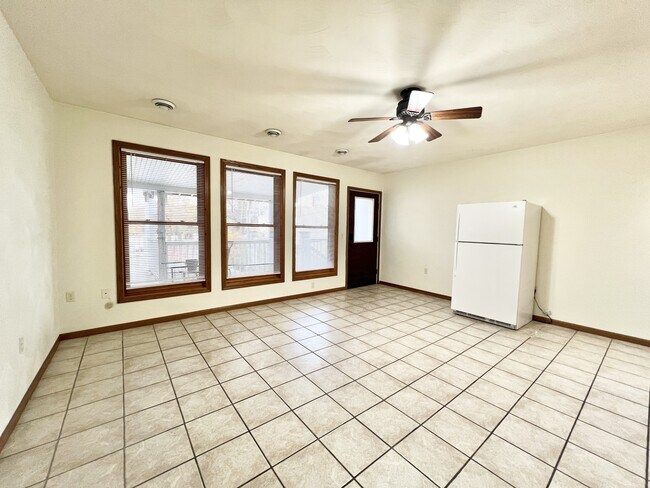 226 W Whitewater St, Unit 5 in Whitewater, WI - Foto de edificio - Building Photo