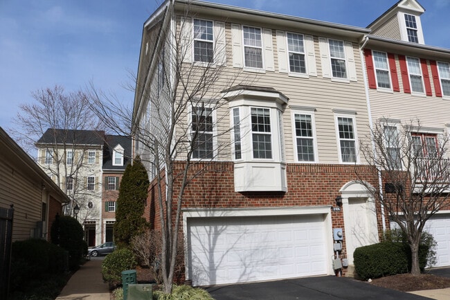 8106 Jaala Ln in Falls Church, VA - Building Photo - Building Photo