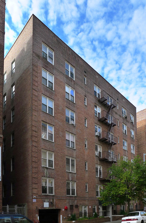 65-62 Saunders St in Flushing, NY - Building Photo