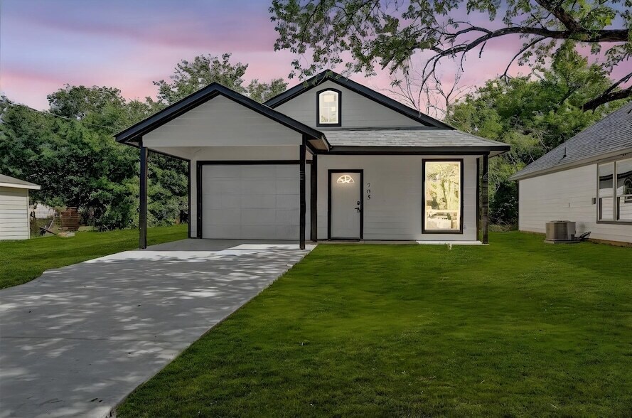 705 E Hanna St in Denison, TX - Building Photo