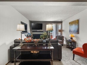 The Retreat at Woodridge Apartments in Lenexa, KS - Foto de edificio - Building Photo