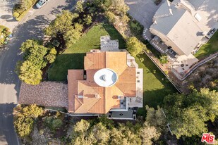 23458 W Moon Shadows Dr in Malibu, CA - Building Photo