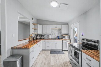 2025 E Howe Ave in Tempe, AZ - Foto de edificio - Building Photo