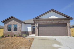 315 N Wyandotte St in Farmington, AR - Building Photo