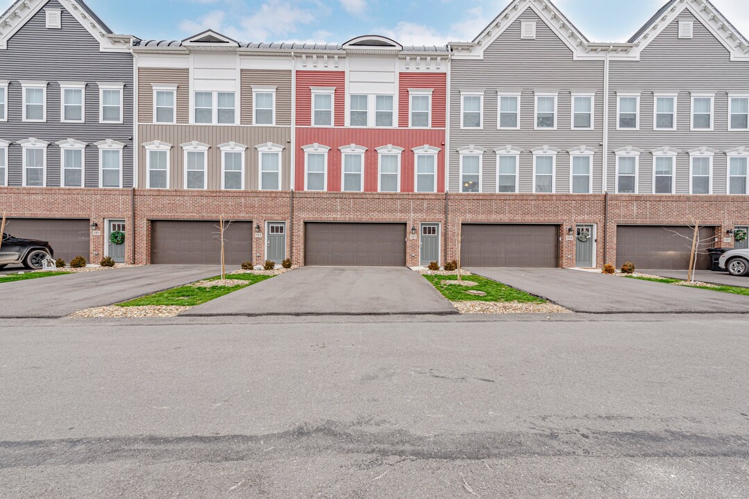 White Oak Court Townhomes in Delmont, PA - Foto de edificio