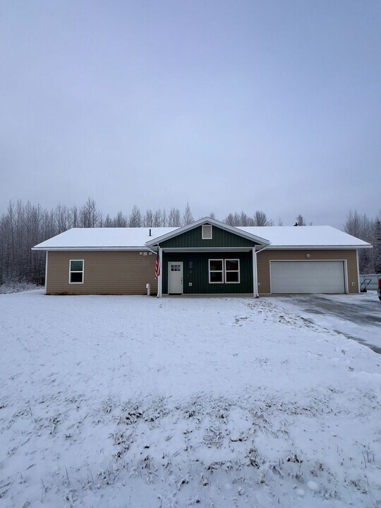 2772 W First Ave in North Pole, AK - Building Photo