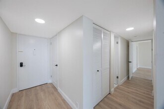 7400 Sun Island Dr S in South Pasadena, FL - Building Photo - Building Photo