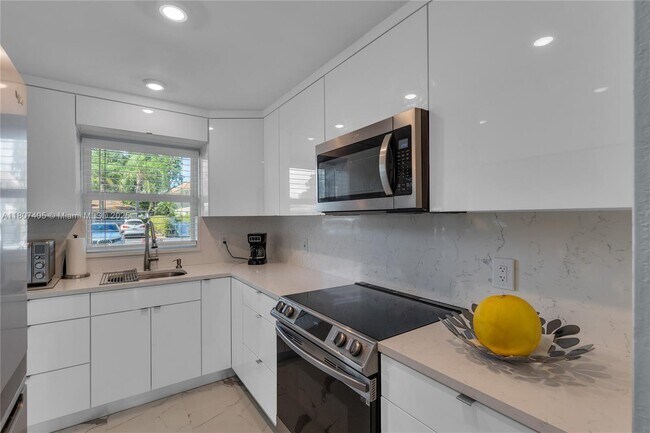 1340 NE 28th Ave in Pompano Beach, FL - Building Photo - Building Photo