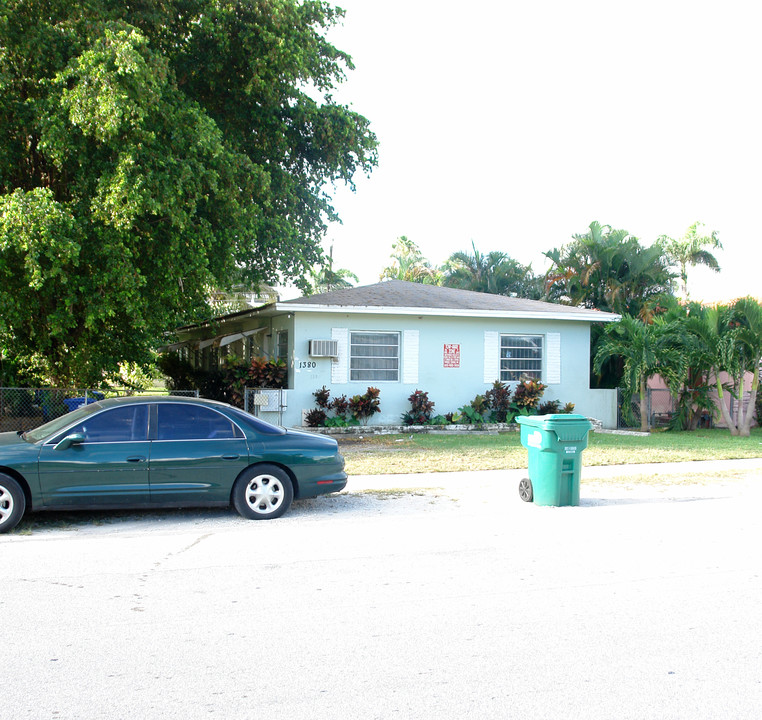 1380 NE 111th St in Miami, FL - Building Photo