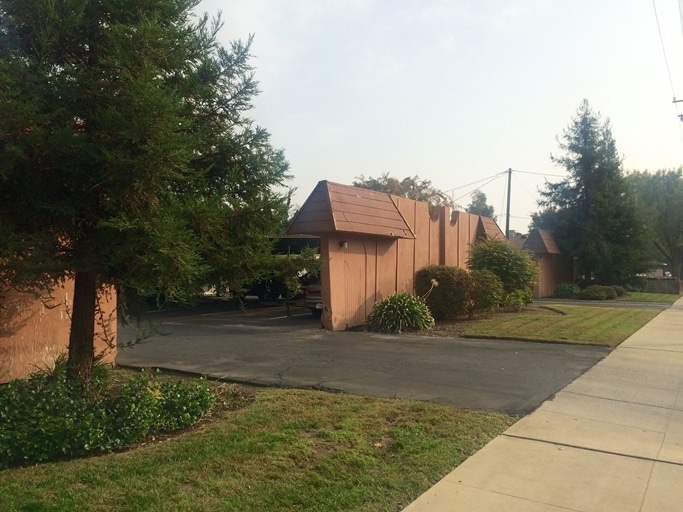 616-620 N Blackstone St in Tulare, CA - Building Photo