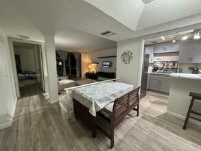 3730 Inverrary Dr in Lauderhill, FL - Foto de edificio - Building Photo