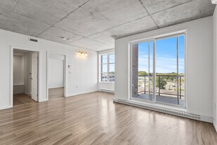 Live O in St. Laurent, QC - Building Photo