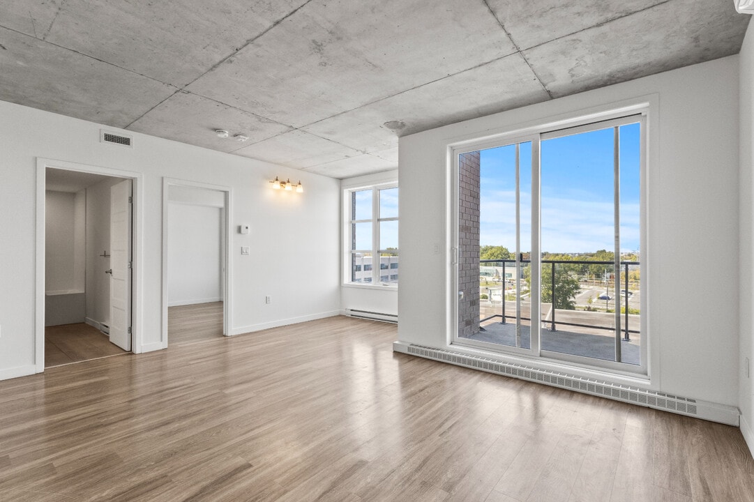 Live O in St. Laurent, QC - Building Photo